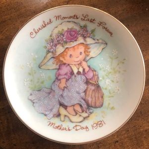 1981 Avon Mother's Day Collectable Plate Gold Trimmed 5"